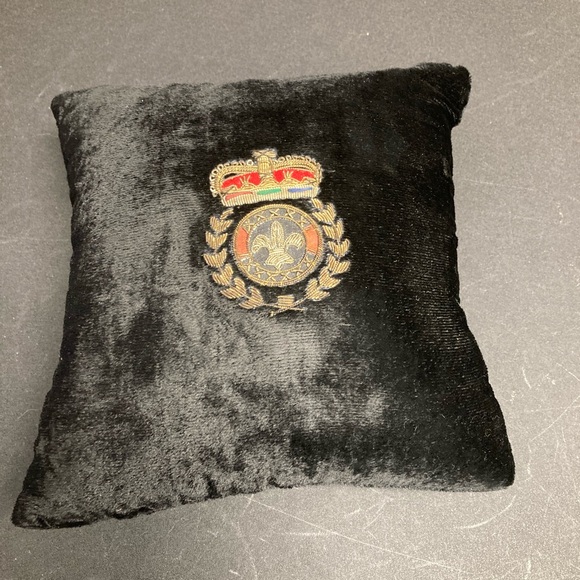The Bombay Company Other - Vtg Bombay co. Black Velvet sm Pillow Embroider Crest red crown fleur de lis